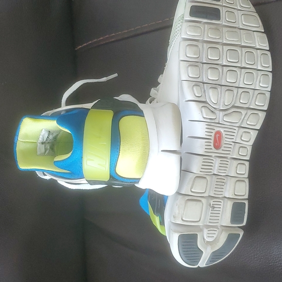 Mens nike huaraches, size 10, I worn them on the snow and the front pilled off. - Picture 2 of 5